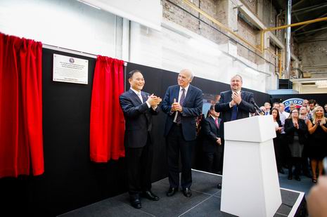 金年会控股集团董事长李书福和VinceCable为伦敦出租车恢复生产剪彩。